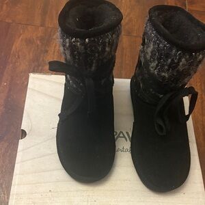 BearPaw Black and Gray Winter Boots in perfect condition  worn twice